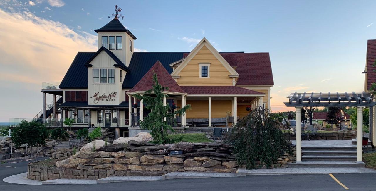 Hotel Magnetic Hill Winery Moncton Esterno foto